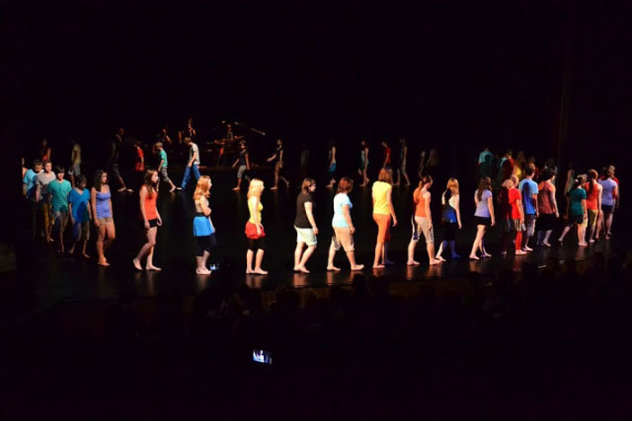 Integratives Tanztheater mit 80 Jugendlichen im Theater Ingolstadt
